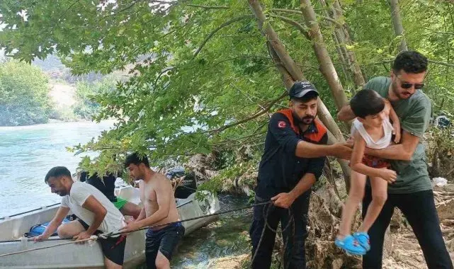 Dicle Nehri'nde mahsur kalan 10 kişilik aile kurtarıldı