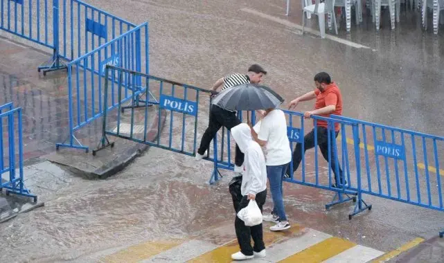 Erzurum'da vatandaşın yağmurla sınavı