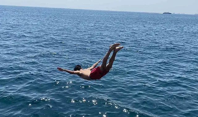 İstanbul'da sıcaktan bunalanlar Sarayburnu Sahili'nde serinledi