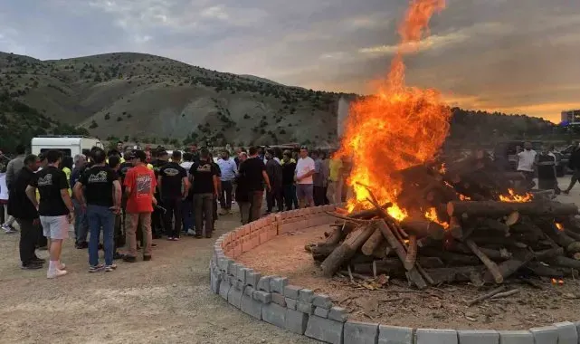 Dev kamp ateşi yakıldı, vali yanma tehlikesi atlattı