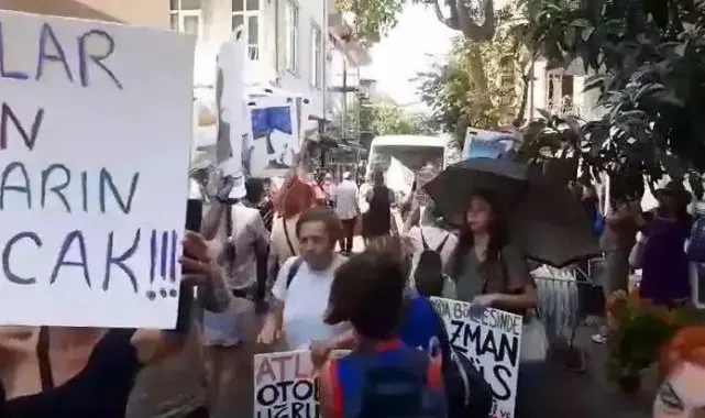 Büyükada'da "Azmanbüsler" davul zurna eşliğinde protesto edildi
