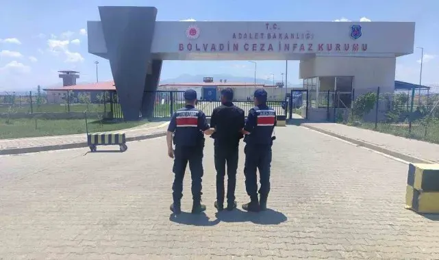 2 ayrı suçtan hapis cezasıyla aranan şahsı jandarma köyde yakaladı