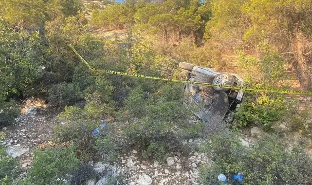 Hafif ticari aracın uçurumdan yuvarlanma anı kamerada