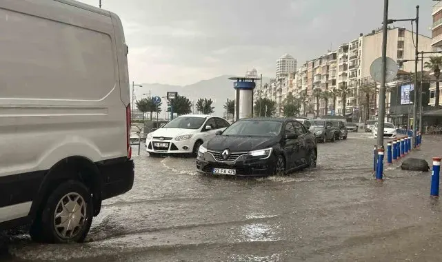 İzmir'i yaz sağanağı vurdu