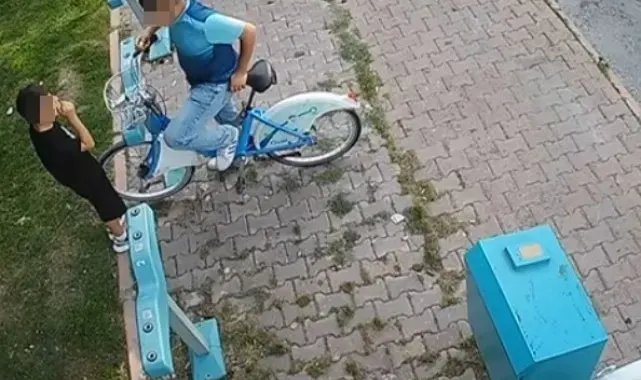 Kayısı yiyerek bisikletleri çaldılar