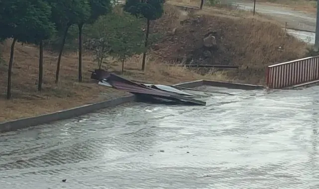 Çatının uçma anı kamerada