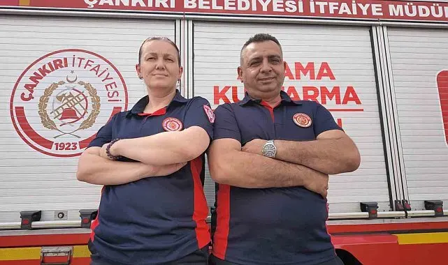 İtfaiyeci çift birlikte can kurtarıyor: Biri telsiz başında, diğeri olay yerinde görevini aşkla yapıyor
