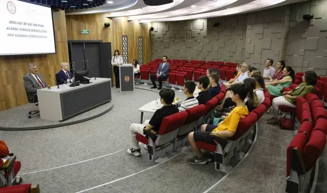 Vali Köşger, LGS sınavında tam puan alan öğrencileri misafir etti