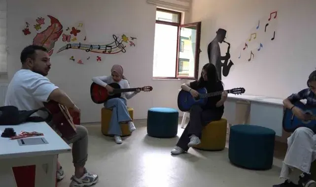 Tatvan Gençlik Merkezi'ndeki gitar kursu yoğun ilgi görüyor