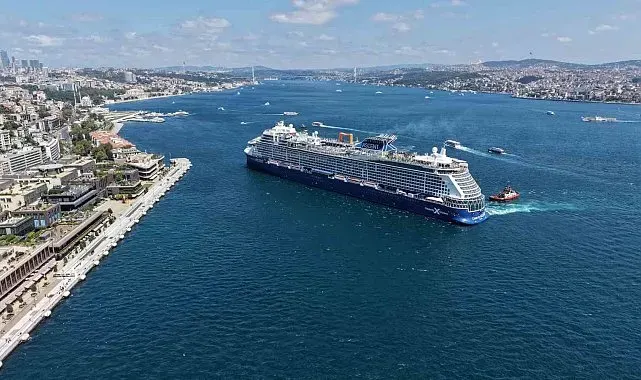 İstanbul Boğazı'nda dev yolcu gemisi