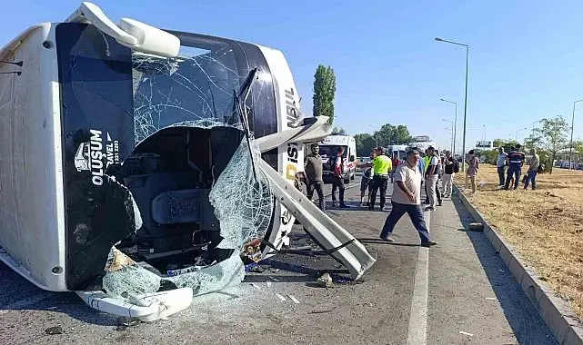 Yolcu otobüsü devrildi: 22 yaralı