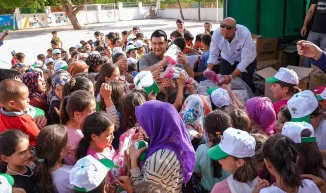 Yılmaz, ihtiyaç sahiplerine gıda yardımını kendi elleriyle yaptı