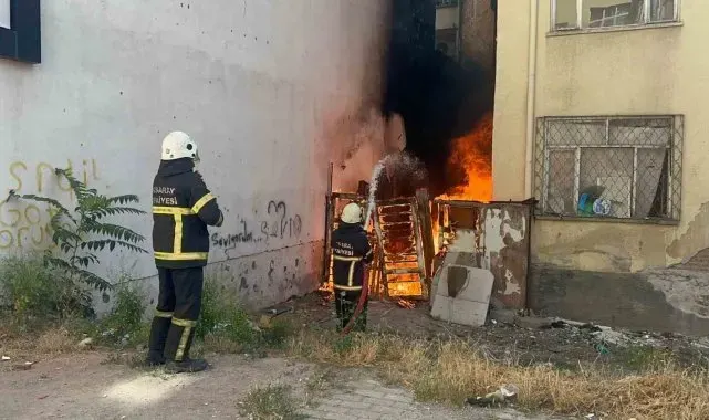 Aksaray'da iki bina arasındaki alevler korkuttu
