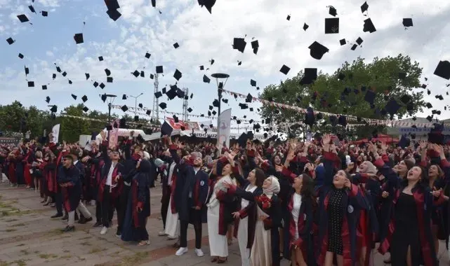 Sağlık Hizmetleri MYO'da 864 öğrencinin mezuniyet heyecanı