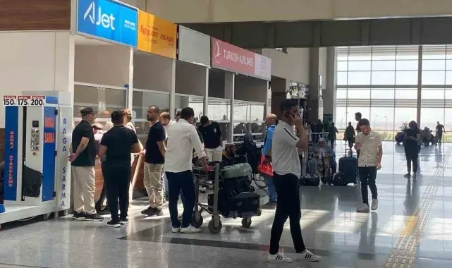 Ajet, Diyarbakır'da yolcuları saatlerce uçakta beklettikten sonra indirdi