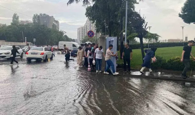 İstanbul'da sağanak yolları göle çevirdi, vatandaşlar zor anlar yaşadı