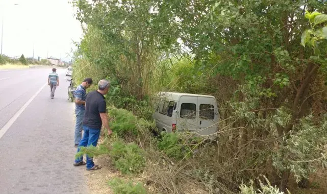 Yoldan çıkan ticari araç ağaca çarptı: 2 yaralı