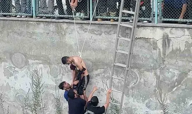 Kanala düşen genci arkadaşı yakaladı, itfaiye kurtardı