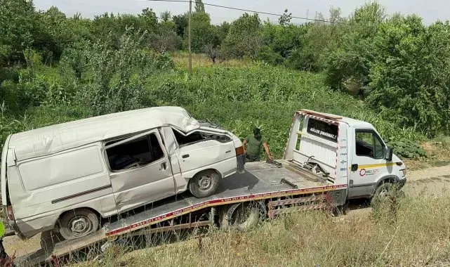Şarampole devrilen minibüste üçü çocuk 5 kişi yaralandı.