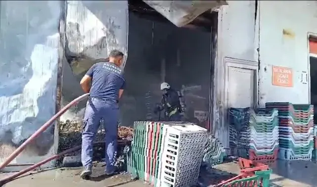 Antalya'da halk ekmek fabrikasının deposu alev alev yandı