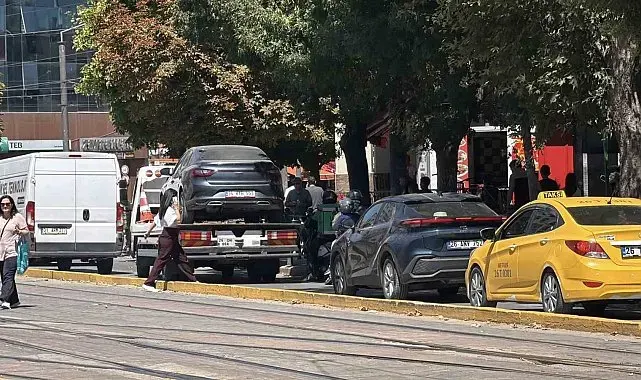 Hatalı park, cadde trafiğini kilitledi