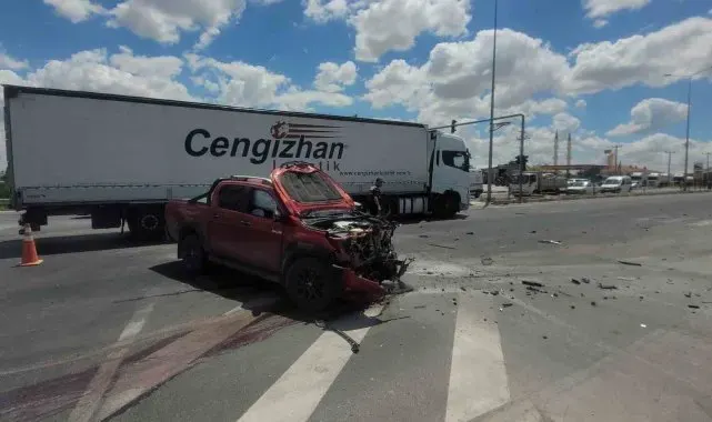 Araçların hurdaya döndüğü kazada 2 kişi yaralandı