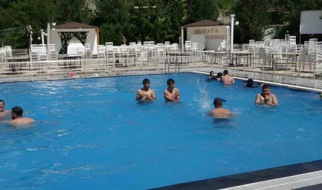 Sıcak hava bunalttı, havuzlar doldu