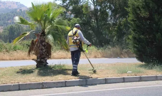 Temizlik işçilerinin sıcakla mücadelesi başladı