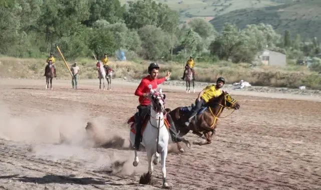 Dede Korkut diyarı Bayburt'ta festival tadında cirit şöleni yaşanıyor
