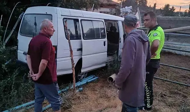 Bahçeden içeri girip alev alan minibüsü ev sahipleri musluk hortumuyla söndürdü