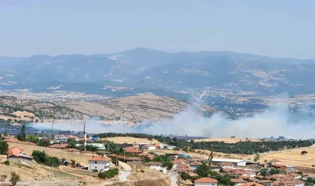 Balıkesir'de arazi yangınına havadan ve karadan müdahale ediliyor