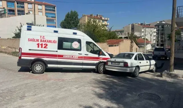 Ambulansın karıştığı kazada 2 sağlık görevlisi yaralandı