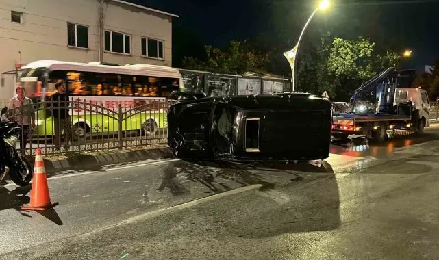 Otomobille çarpışan cip kaldırımda yürüyen gençlerin arasına daldı: 2 ölü