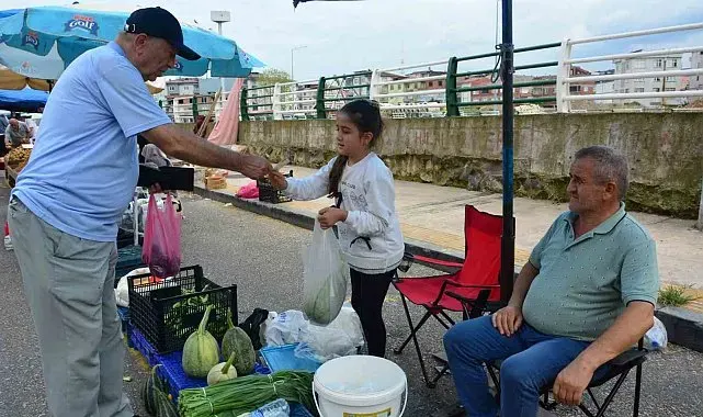 Tezgahların en küçük pazarcısı: 10 yaşındaki Azra, hasta babasının eli ayağı oldu
