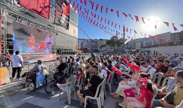 Milli maç coşkusu Gaziosmanpaşa'da yaşandı