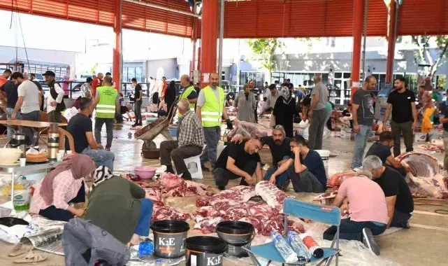 Osmangazi'de kurbanlıklar hijyenik ortamlarda kesildi