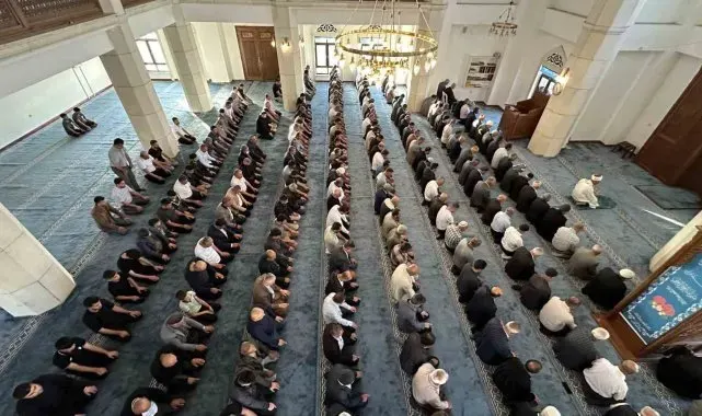Yüksekova'da bayram namazında vatandaşlar camileri doldurdu