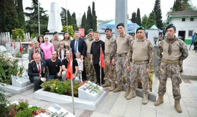 Şehit mezarlarına karanfil bıraktılar, şehit aileleri ile bayramlaştılar