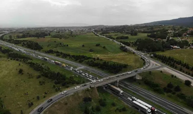 Tatilcilerin trafik çilesi: Uzun araç kuyrukları oluştu