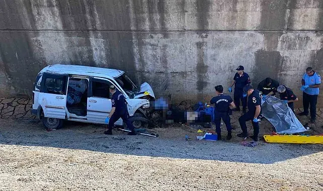 Kontrolden çıkan araç köprüden şarampole uçtu: 2 ölü