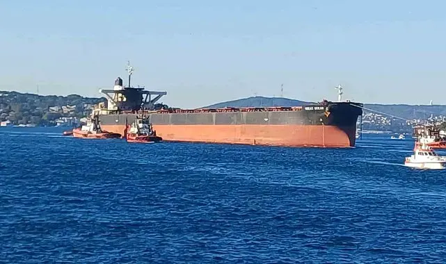 Kerç Boğazı'nda İHA saldırısına uğrayan gemi İstanbul Boğazı'ndan geçti