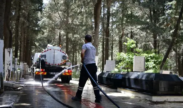Kuşadası'nda mezarlıklar bayram ziyaretine hazır