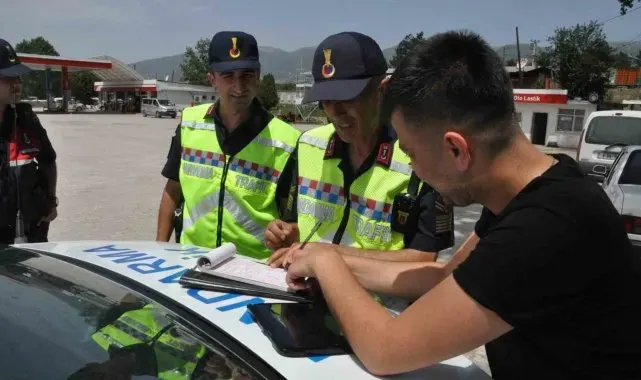 Sivil jandarma yolcu olarak bindiği minibüste şoförü affetmedi