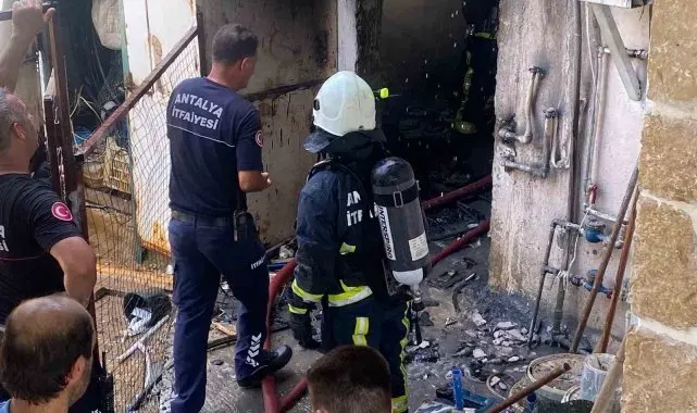 Depoda çıkan yangın eve sıçrar sıçramaz söndürüldü