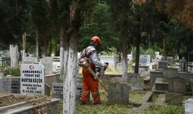 Balıkesir Büyükşehir, mezarlıkları bayrama hazırlıyor