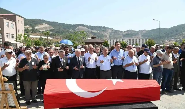Hayatını kaybeden Prof. Dr. Ali Ayhan, memleketi Anamur'da toprağa verildi