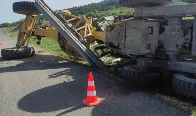 Özel İdareye ait iş makinesi devrildi: 1 yaralı