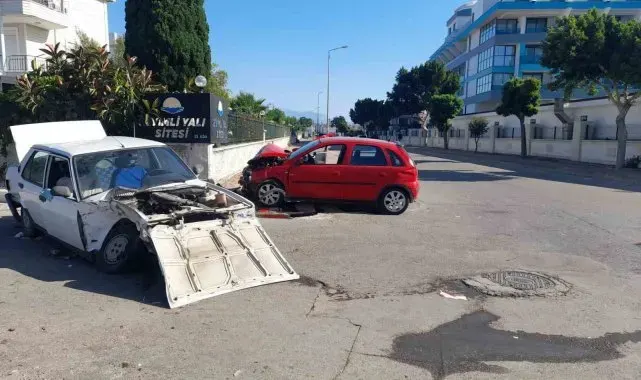 İki otomobil kafa kafaya çarpıştı: 2 yaralı