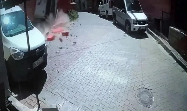 Şişli'de kamyonun balkonu yıkıp devrildiği anlar kamerada: Ortalığı savaş alanına çevirdi