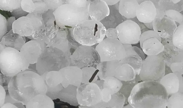 Adana'da fındık büyüklüğünde dolu yağışı ekili alanları vurdu, yollarda taşkın oluştu